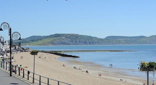 Little Monmouth, Lyme Regis Old Town, 4 bed, parking, pet friendly 