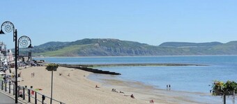 Little Monmouth, Lyme Regis Old Town, 4 bed, parking, pet friendly 