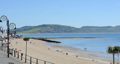 Little Monmouth, Lyme Regis Old Town, 4 bed, parking, pet friendly