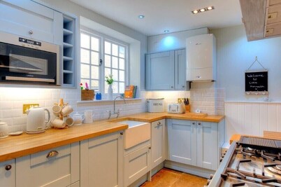 Little Monmouth, Lyme Regis Old Town, 4 bed, parking, pet friendly