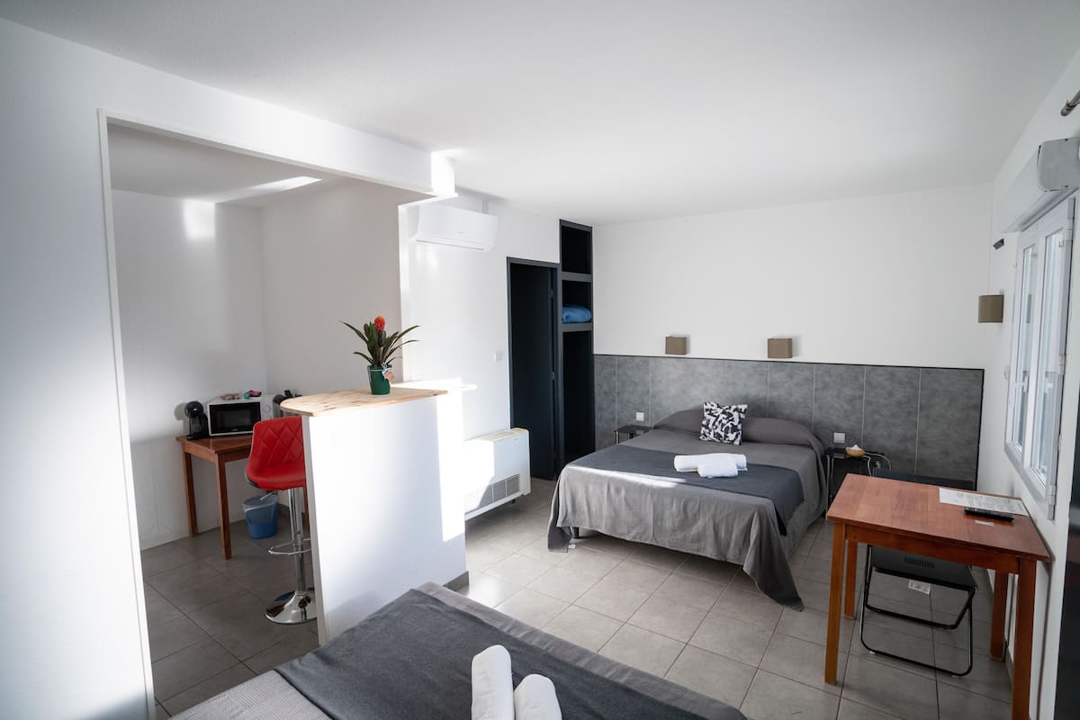 soundproofing, free wifi, bed sheets