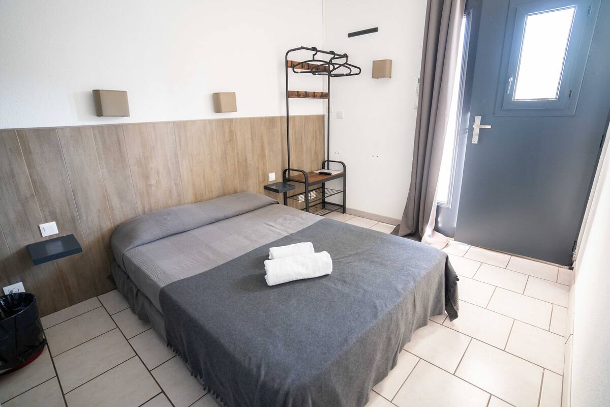 soundproofing, free wifi, bed sheets