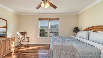 4 bedrooms, desk, free WiFi, bed sheets