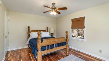 4 bedrooms, desk, free WiFi, bed sheets