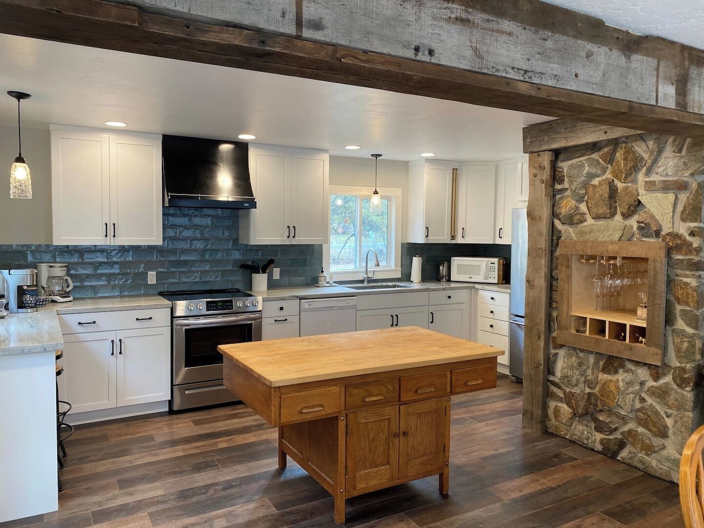 Jääkaappi, mikroaaltouuni, uuni, liesi