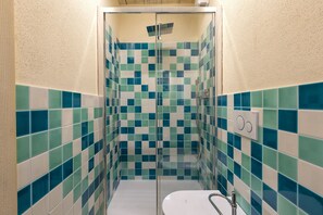 Shower, hair dryer, bidet, towels - The Theater Suite: Comfort, Position and lots of Light (Alghero)
