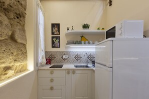 Kühlschrank, Mikrowelle, Herdplatte, Wasserkocher mit Kaffee-/Teezubehör