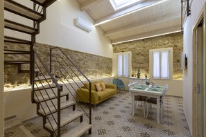 Interior - The Theater Suite: Comfort, Position and lots of Light (Alghero)
