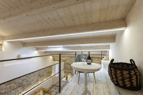 The Theater Suite: Comfort, Position and lots of Light