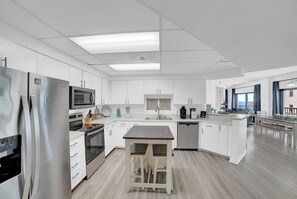 Frigorifero, microonde, forno, piano cottura