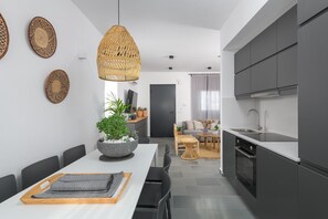 Villa Luxury, 4 camere da letto, piscina privata, vista spiaggia | Cucina privata | Frigorifero con congelatore, microonde, forno, lavastoviglie
