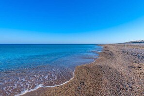 Una spiaggia nelle vicinanze, lettini da mare, ombrelloni