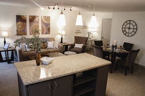 Smart TV, DVD player - Cozy Apt. Downtown Floyd; Golden Maple Homestays (Floyd)