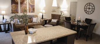 Cozy Apt. Downtown Floyd; Golden Maple Homestays