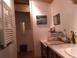 Dusche, Haartrockner, Seife, Shampoo