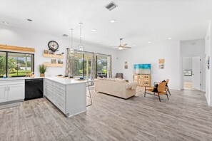 Smart TV, libri, impianto stereo