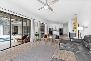 Smart TV, libri, impianto stereo