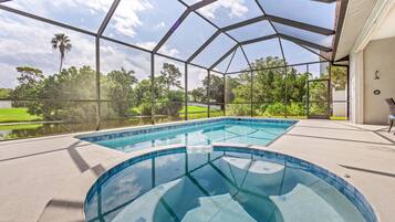 Piscine chauffée, chaises longues