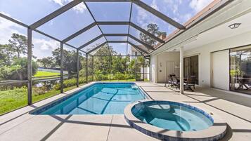 Piscine chauffée, chaises longues