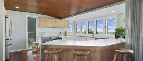 雪櫃、微波爐、焗爐、爐具