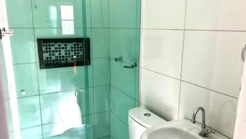 Een douche, een haardroger, handdoeken, toiletpapier