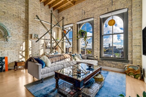 Dakota Gal Digs | Blue Serif