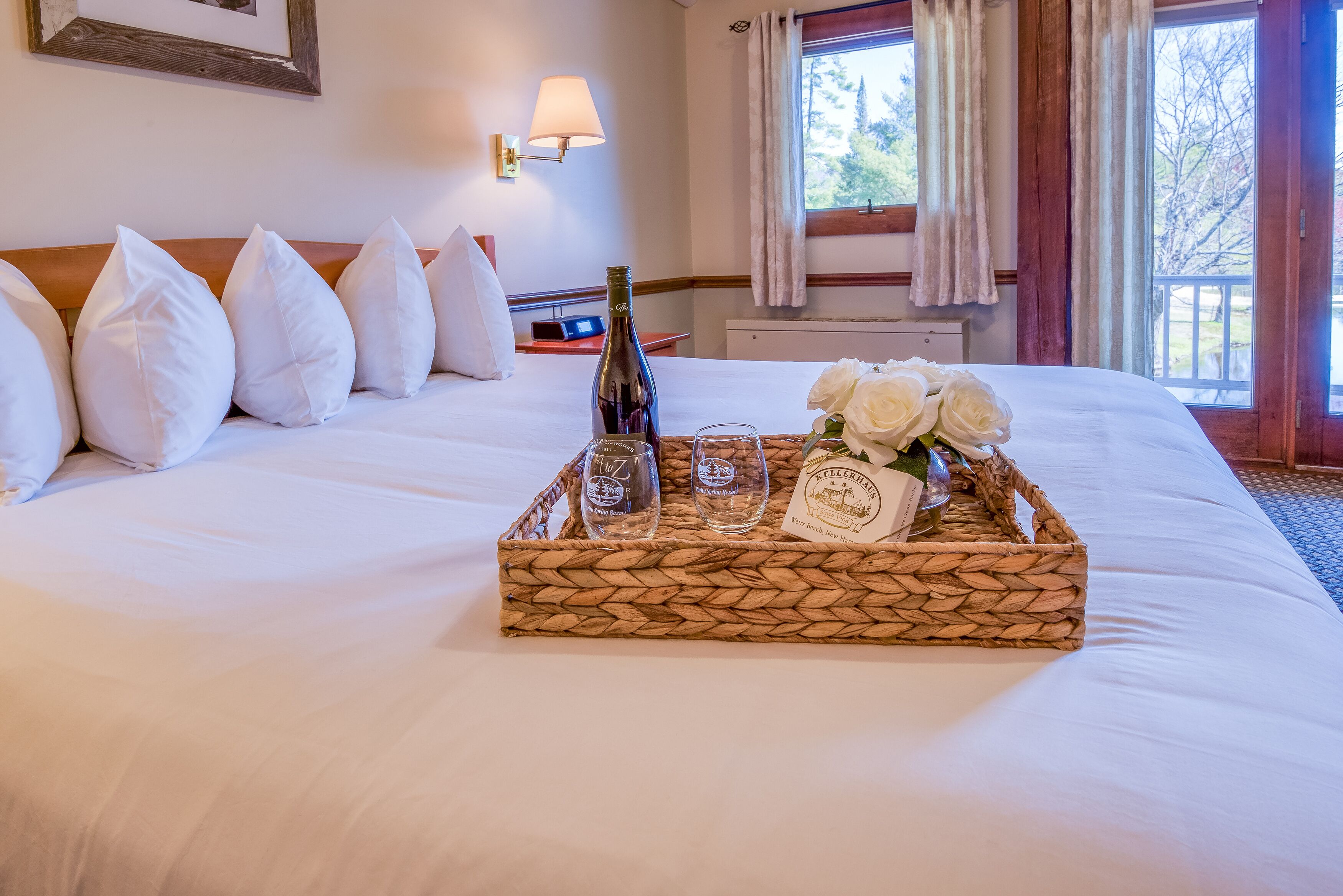 Superior King Lakeside w/ Shared Balcony | Cribs/infant beds, free WiFi, bed sheets