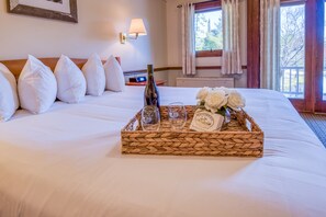 Superior King Lakeside w/ Shared Balcony | Cribs/infant beds, free WiFi, bed sheets - Purity Spring Resort (Madison)