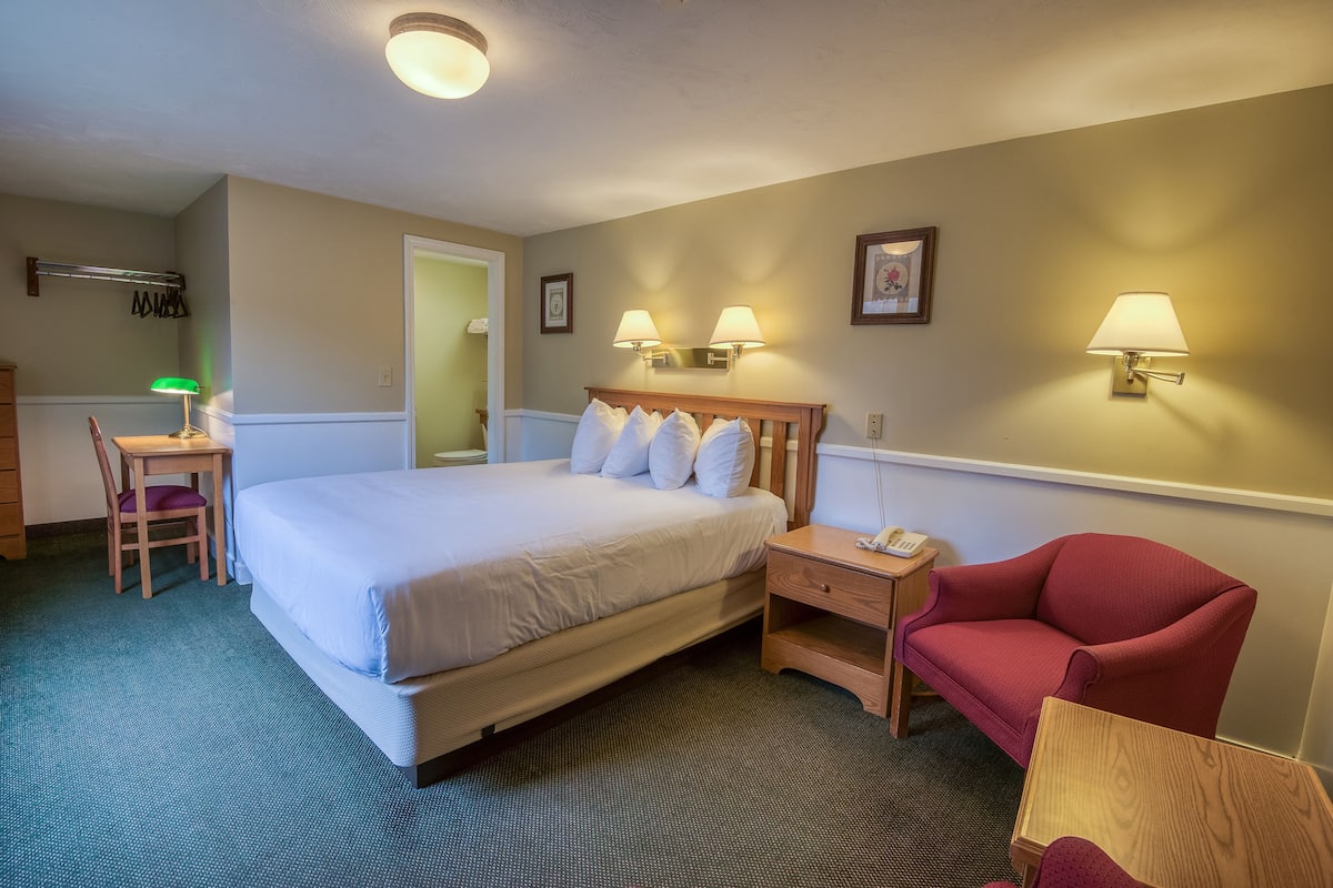 Queen Room | 1 bedroom, cribs/infant beds, free WiFi, bed sheets
