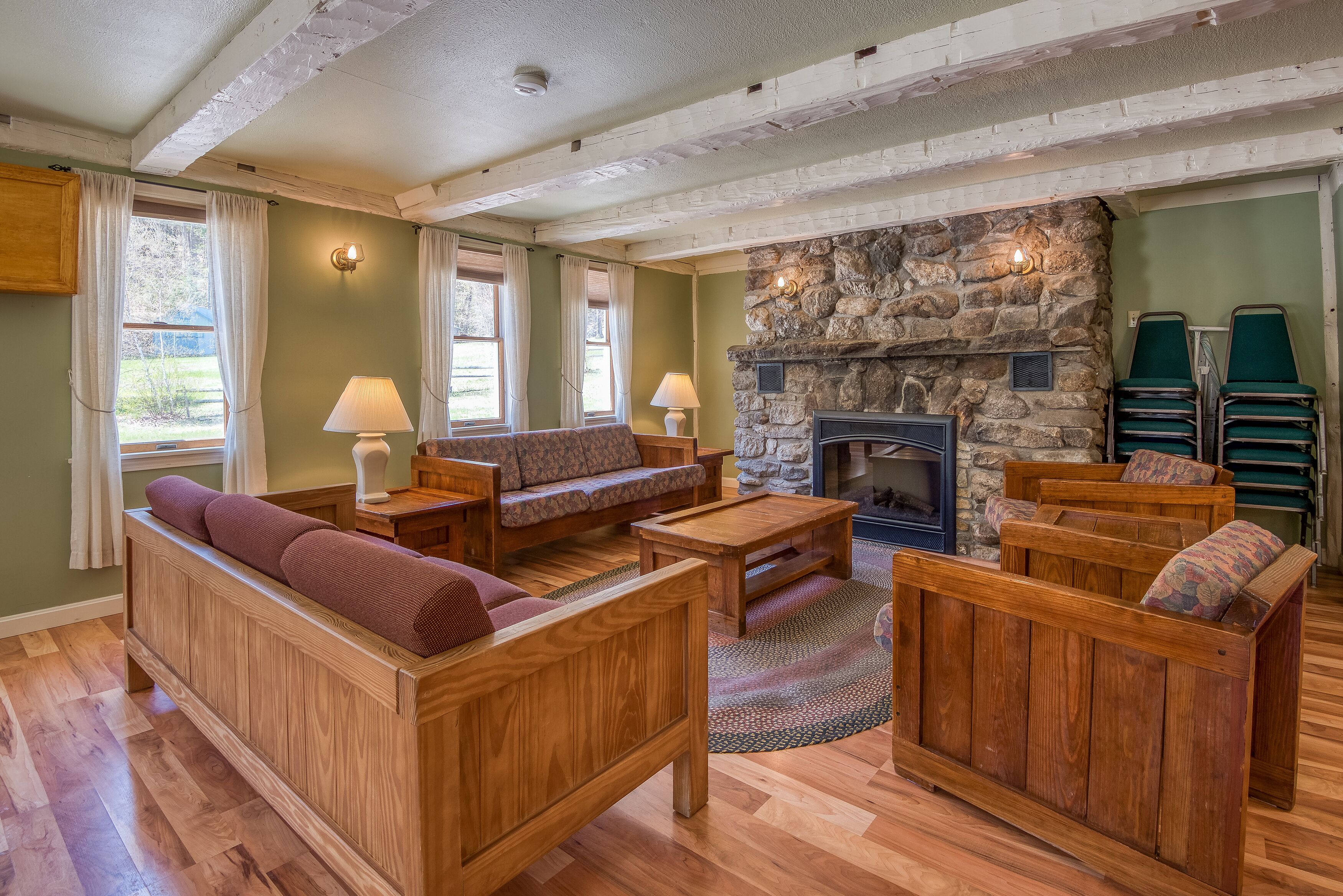 Carrigain House | Living area | 16-inch flat-screen TV with cable channels, TV