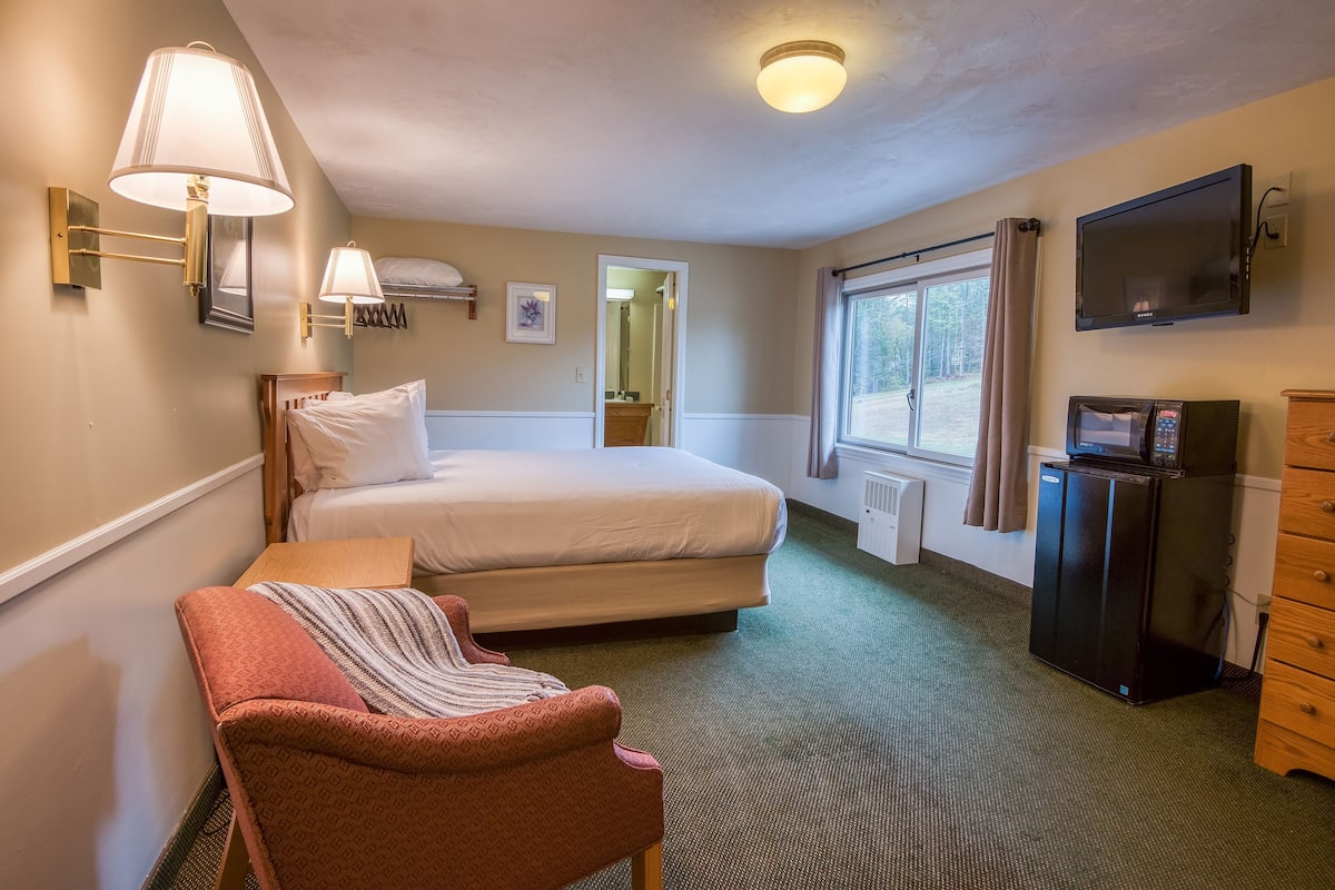 Queen Slopeside View | 1 bedroom, cribs/infant beds, free WiFi, bed sheets