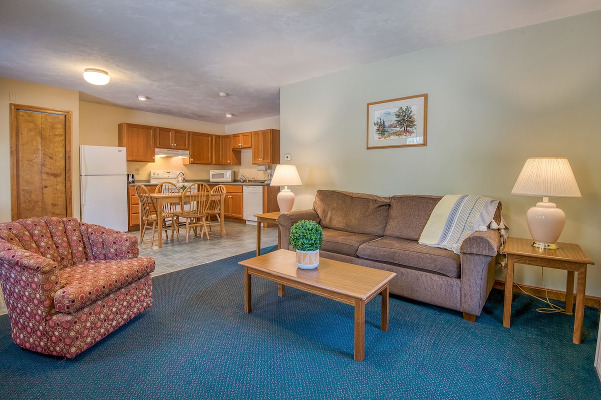 Mountainside One Bedroom Condo | Living area | 16-inch flat-screen TV with cable channels, TV