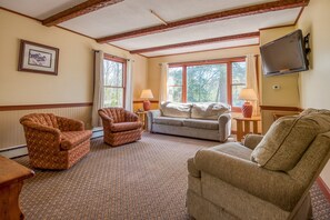 Condo, 4 habitaciones | Área de sala de estar | Televisión de pantalla plana de 16 pulgadas con canales por cable 