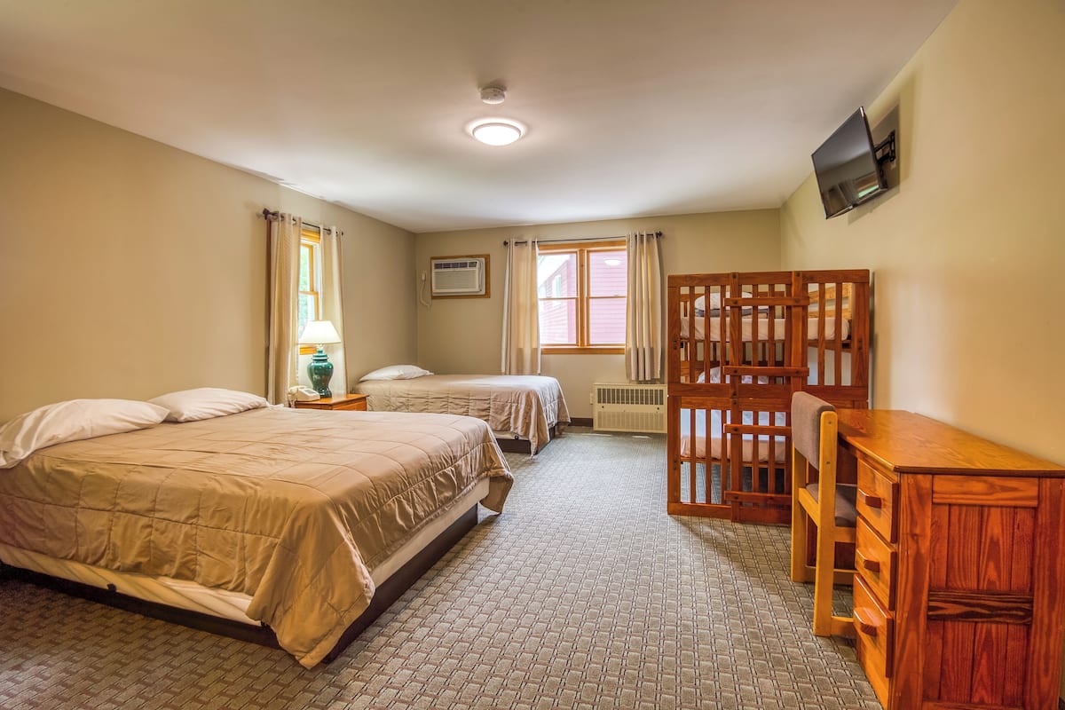 Tecumseh Lodge One Queen, Twin and Bunk | 1 bedroom, cribs/infant beds, free WiFi, bed sheets