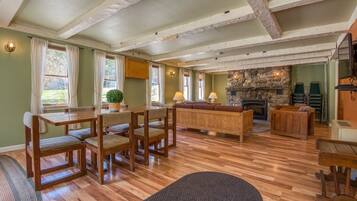 Carrigain House | Living area | 16-inch flat-screen TV with cable channels, TV