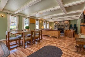 Carrigain House | Living area | 16-inch flat-screen TV with cable channels, TV - Purity Spring Resort (Madison)