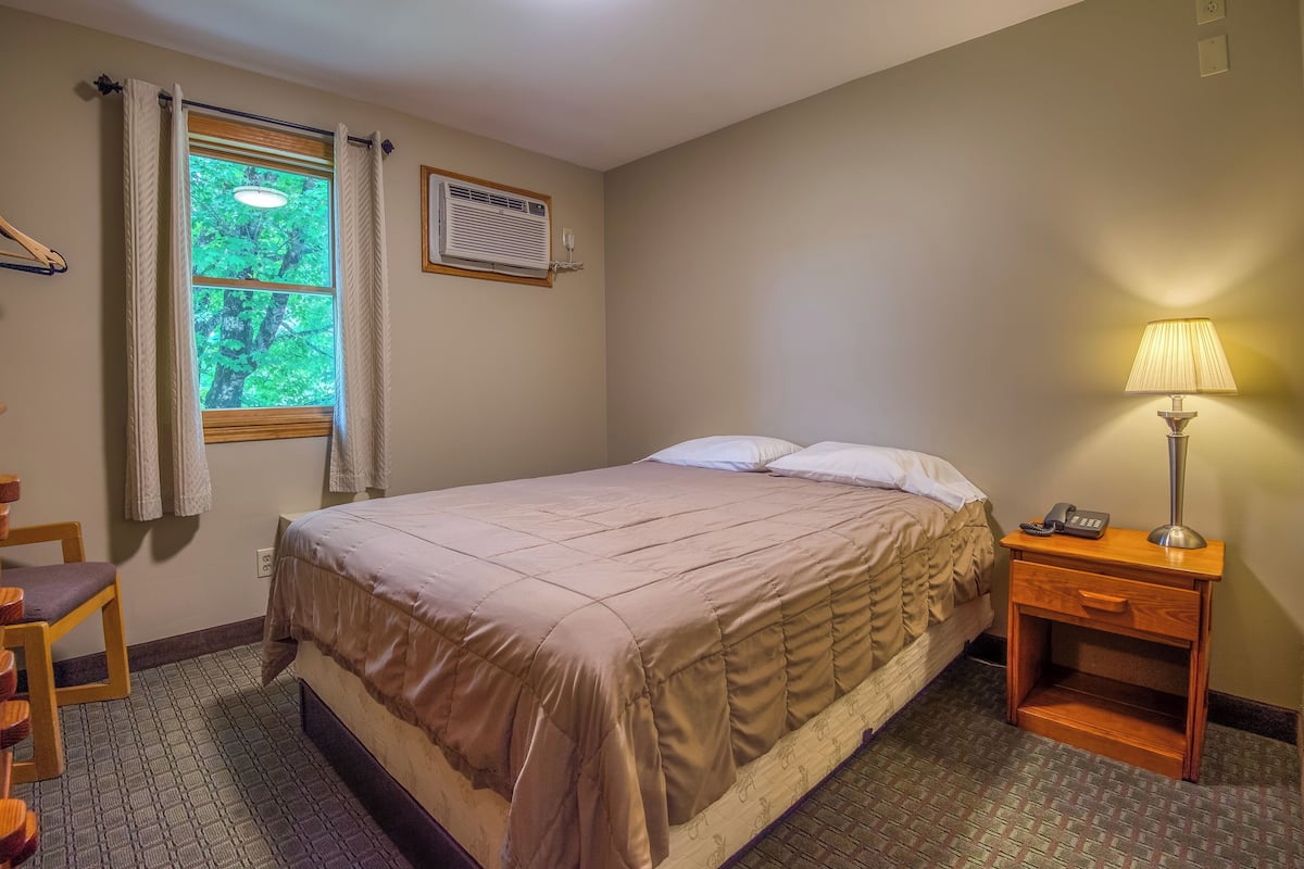 Osceola Lodge One Queen | 1 bedroom, cribs/infant beds, free WiFi, bed sheets