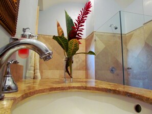 Chuveiro, secador de cabelo, toalhas de banho, sabonete