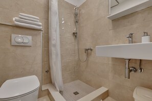 Douche, sèche-cheveux, serviettes fournies, papier toilette