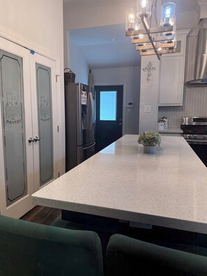 Fridge, microwave, oven, stovetop - THE BUNGALOW in Downtown Houston  (Houston)