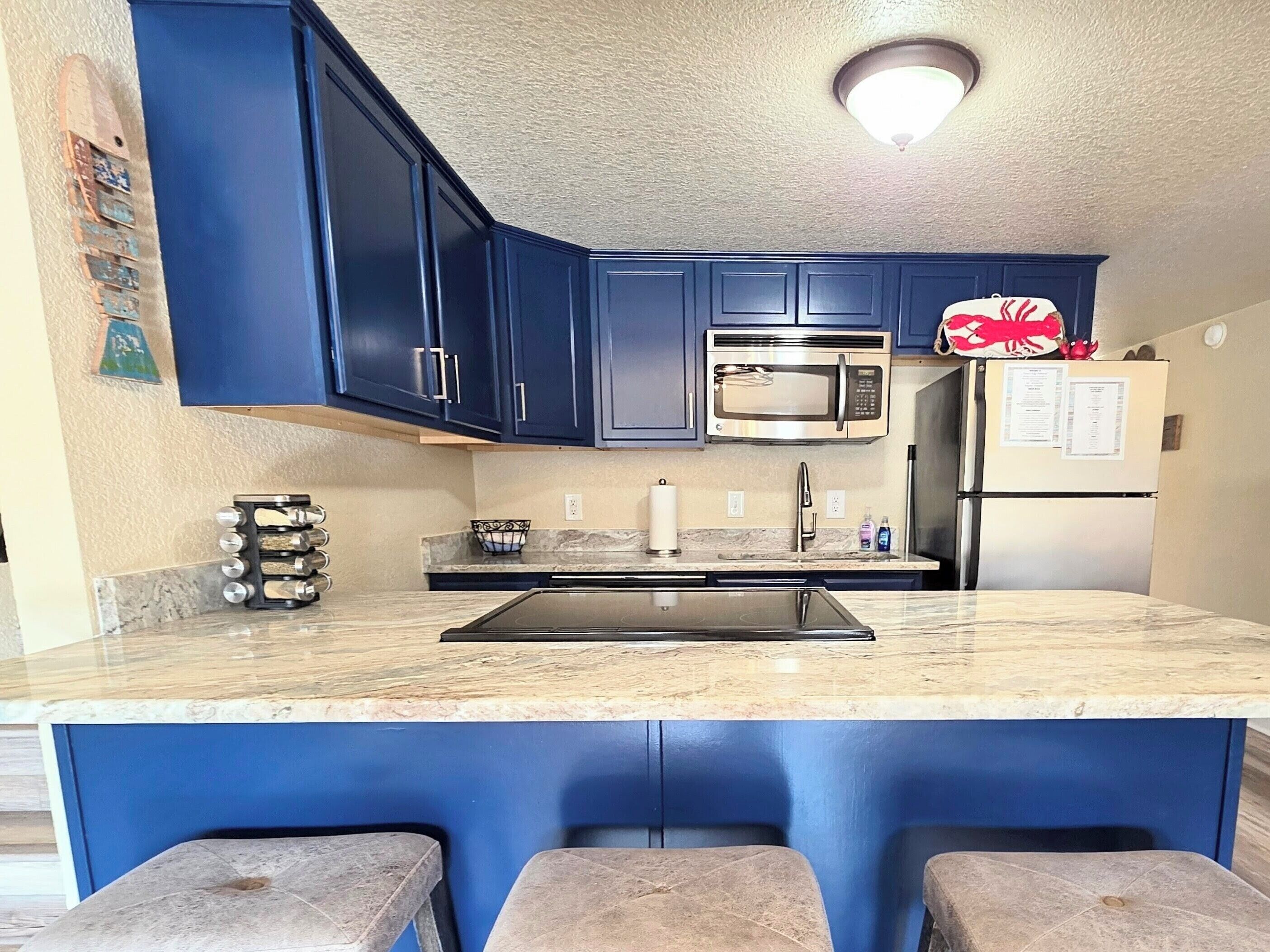 Kjøleskap, mikrobølgeovn, ovn og kokeplater