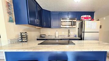 Een koelkast, een microgolfoven, een oven, een kookplaat