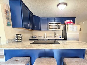 Réfrigérateur, four à micro-ondes, un four, surface de cuisson