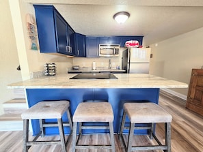 Fridge, microwave, oven, stovetop - Water’s Edge Hideaway (Hot Springs)