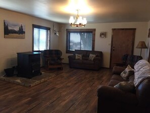 Smart TV, fireplace, table football, books - Cozy Cabin with Views (Mancos)