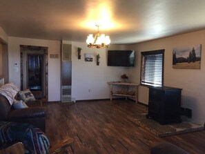 Smart TV, fireplace, table football, books - Cozy Cabin with Views (Mancos)