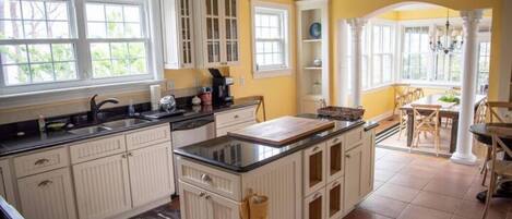 雪櫃、微波爐、焗爐、爐具