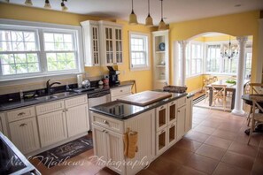 Fridge, microwave, oven, stovetop - Neuse River House (New Bern)