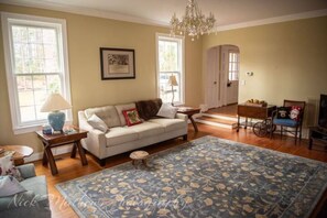 Smart-TV, Kamin, Bücher