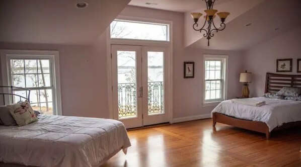 4 habitaciones, tabla de planchar con plancha, wifi y ropa de cama